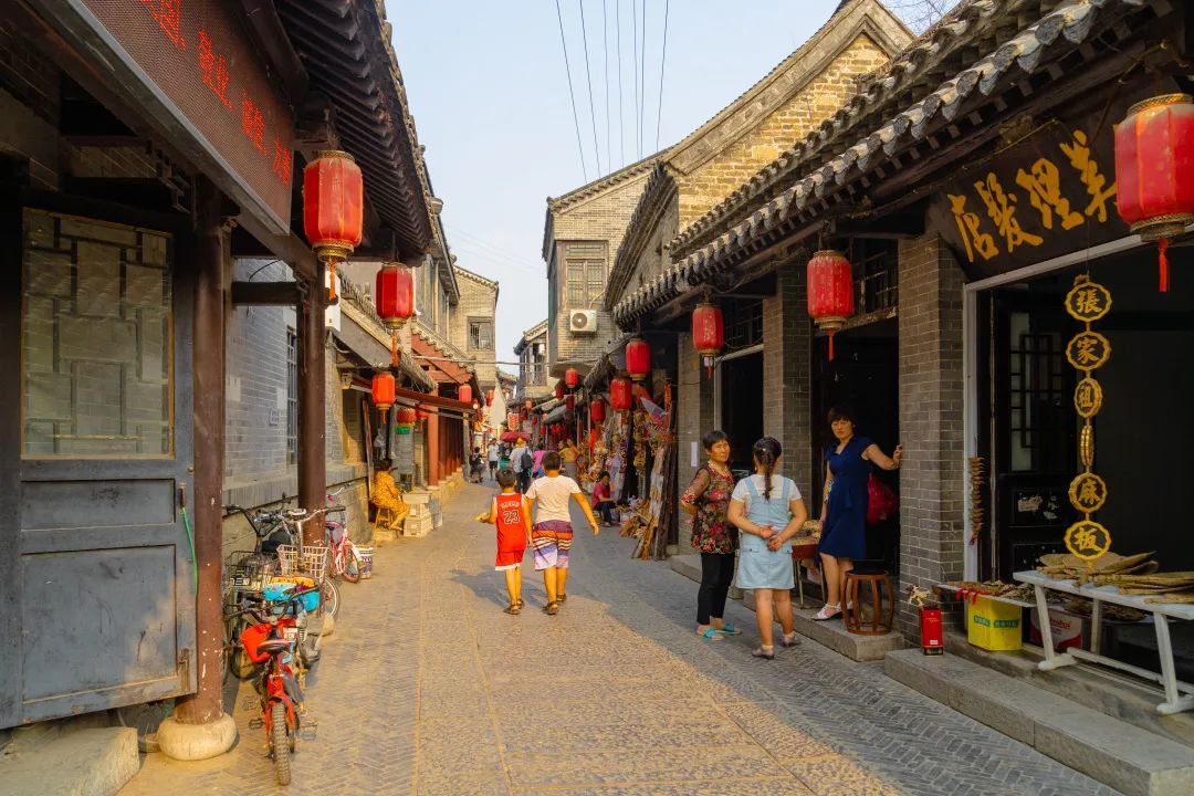 走進(jìn)南陽(yáng)古鎮(zhèn)，靜看搖櫓船，輕輕卷漣漪